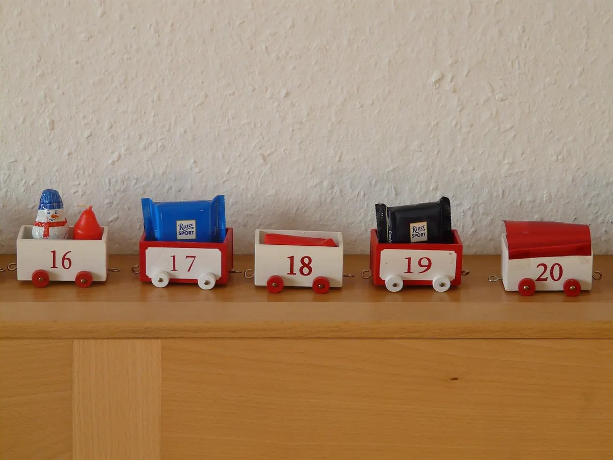 Decorating Floating Shelves for Christmas Without Exceeding Their Weight Limit