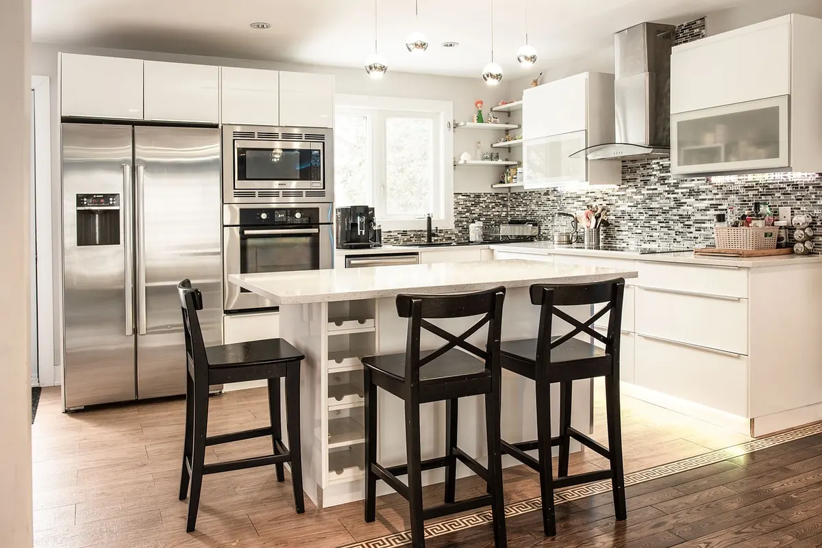 Open Shelving vs Closed Cabinets in a Small Kitchen: A Practical Comparison